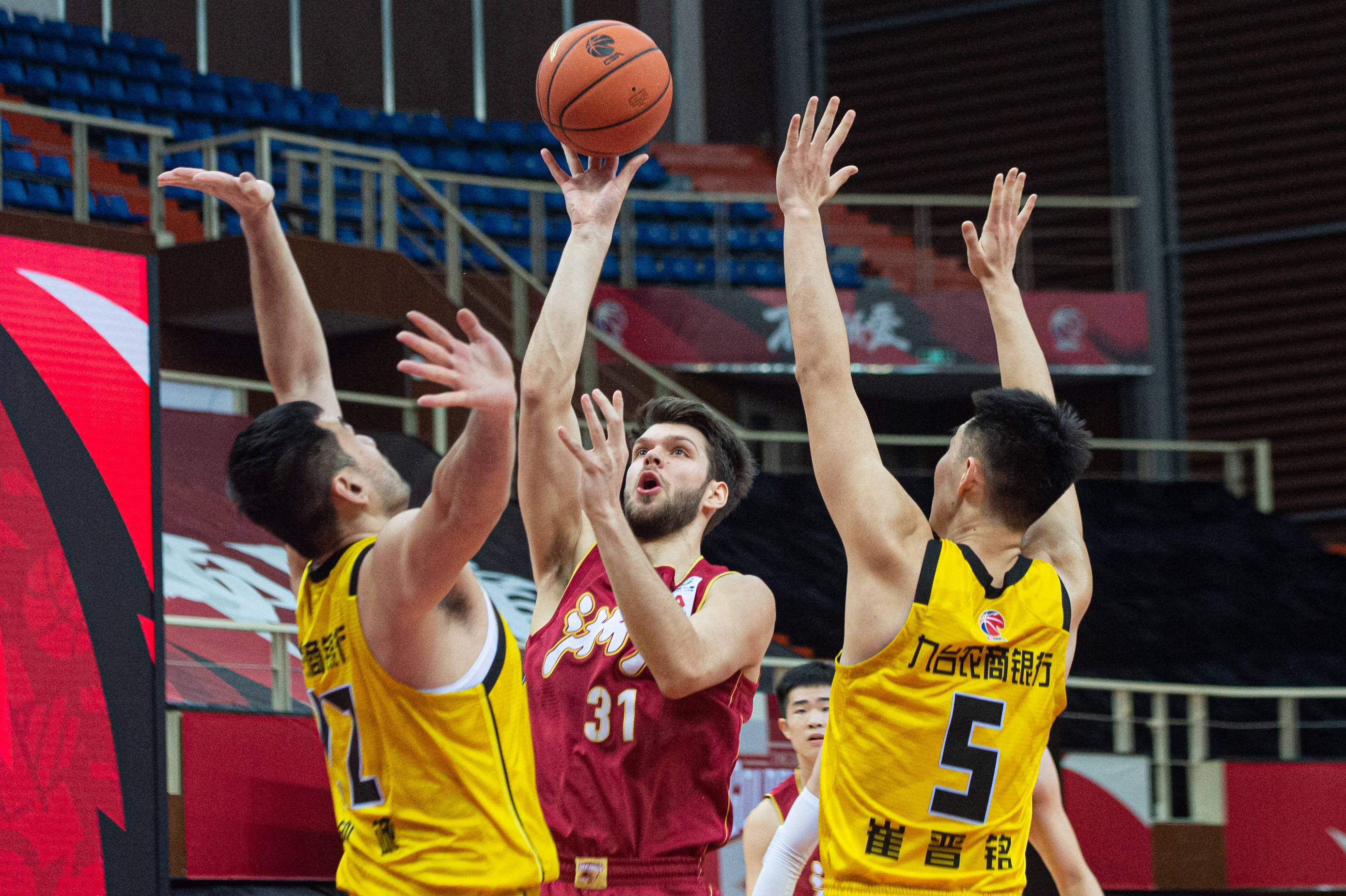 壹号娱乐官网 -欧联冲刺阶段走向成谜，浙江稠州内部沟通，细节曝光，更衣室氛围转暖的简单介绍