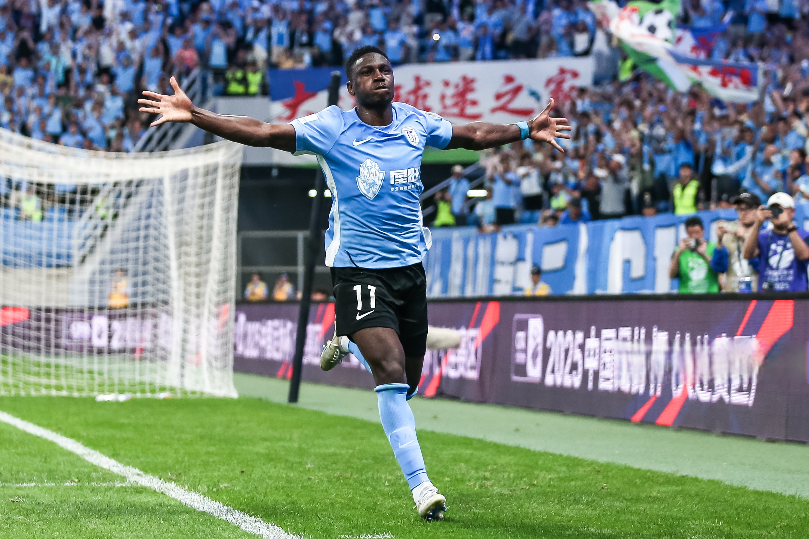 壹号娱乐 -关于今晚英超传出新动向；山东泰山内部沟通；管理层表态——质疑声仍在；控场能力受关注的信息